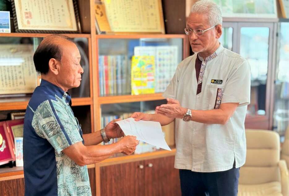 名護市議会の意見書を受け取る沖縄県の前川智宏土木建築部長（右）＝31日、那覇市（大竹直樹撮影）