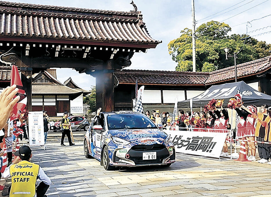 勝興寺総門前から出発するラリーカー＝高岡市の同寺