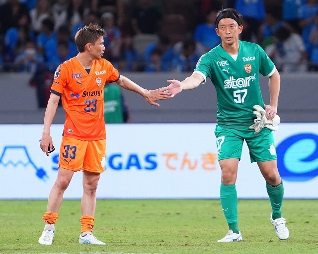 乾（左）と権田（右）。今季の清水を力強く支えるキーマンだ。写真：田中研治（サッカーダイジェスト写真部）