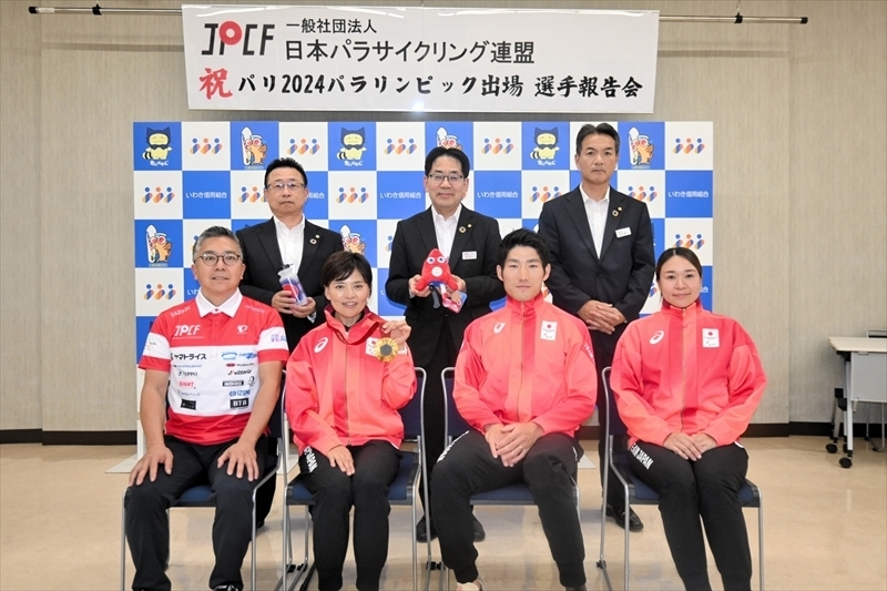 前列左から権丈監督、杉浦選手、川本選手、沼部ヘッドコーチ。後列中央が本多理事長