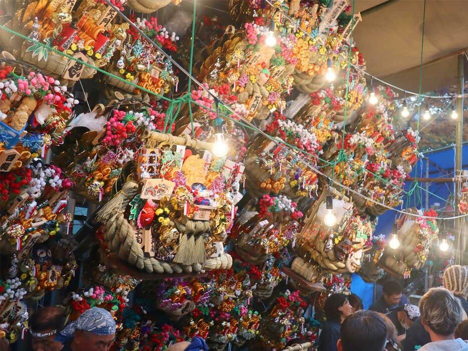 大國魂神社の参道で縁起熊手を売る露店