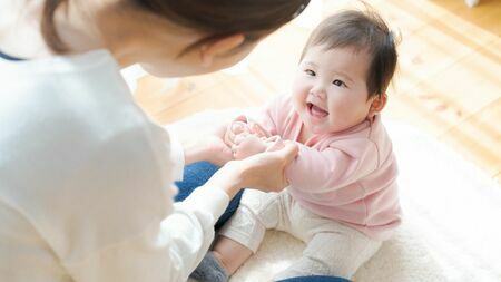 子どものことばを育てるには、1歳ごろの始語より前から「どれだけ理解ができているか」と「コミュニケーションの基盤がどの程度育っているか」が大事です（写真：shimi／PIXTA）