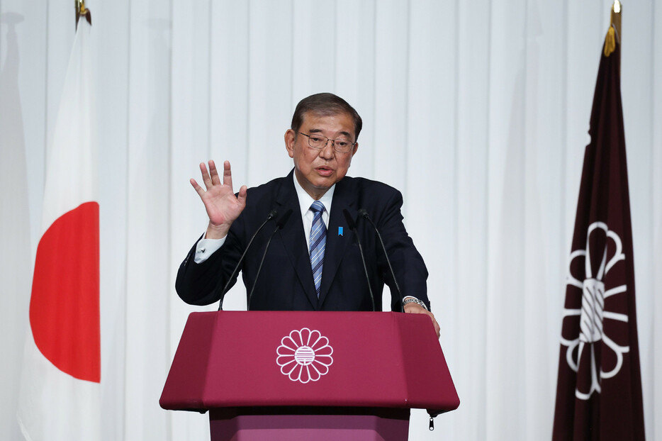 記者会見する自民党総裁の石破茂首相。国民の批判が強い政策活動費の廃止をはじめ、「抜本的な改革」を早期に実行に移したいとの考えを明らかにした＝２８日午後、東京・永田町の同党本部