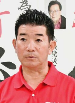 選挙区で敗れ支持者にあいさつする山川泰博さん＝２７日午後１１時半ごろ、豊見城市平良の選挙事務所