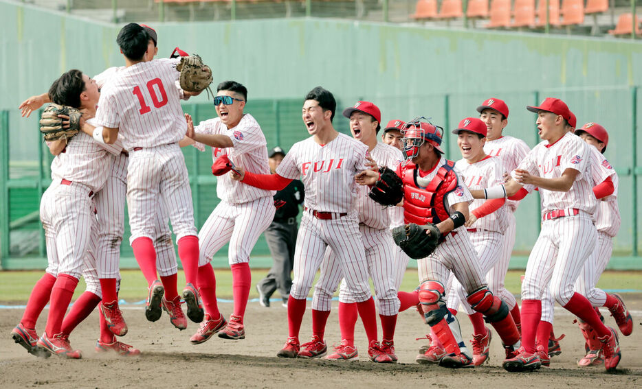 明治神宮大会出場を決め、喜ぶ富士大の選手たち（カメラ・有吉　広紀）