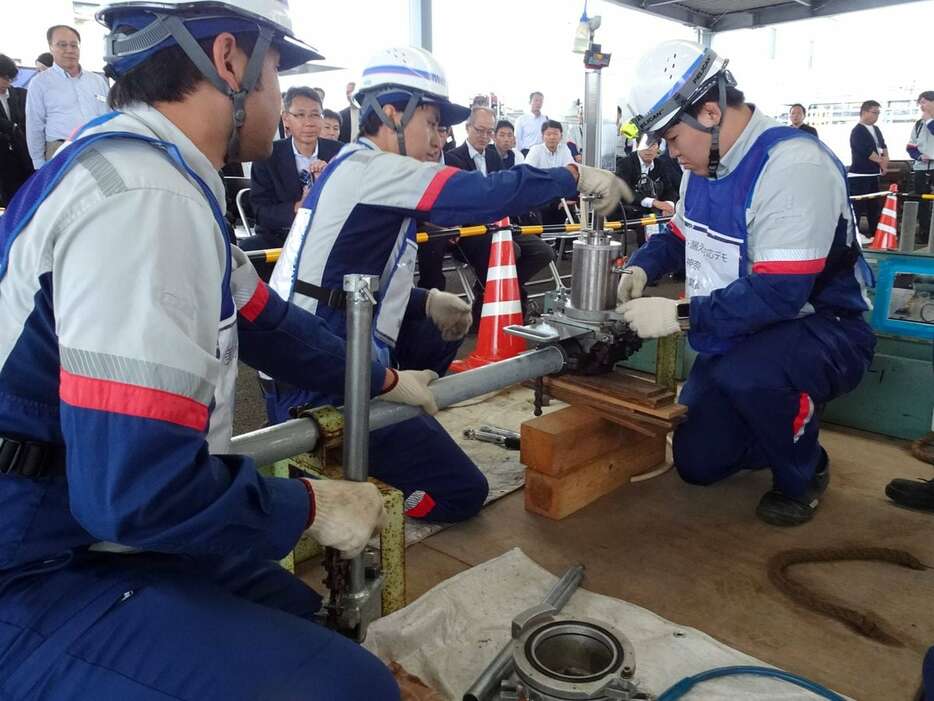 地下水が入り込んだガス導管を分解、修理する競技の様子＝10月8日、横浜市鶴見区