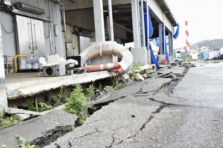 地震で被災し、地面がひび割れたままの輪島港＝3日、石川県輪島市