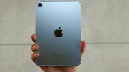 10月23日に発売されたiPad mini（A17 Pro）。価格は7万8800円～（筆者撮影）