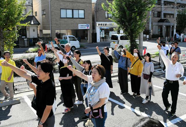 兵庫9区の候補者の第一声を聞き、気勢をあげる支持者たち=2024年10月15日午前10時16分、兵庫県明石市