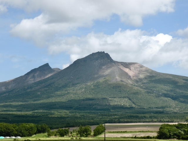 北海道駒ヶ岳。渡島大島より100年ほど前に山体崩壊を起こしている　photo by Fukashi Maeno