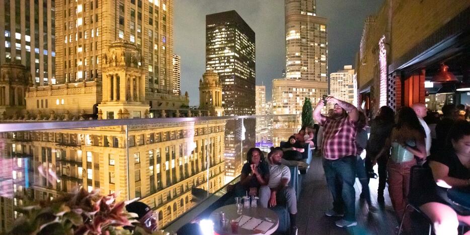 Virgin Hotels Chicagoの屋上ラウンジ「Cerise」から見える夜景。DJの音楽とともにカクテルが楽しめる（Photo by Shiho Sasaki）