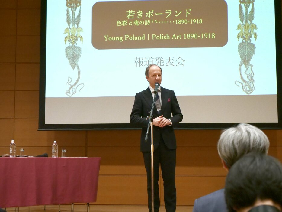 「若きポーランドの芸術」について語るクラクフ国立博物館のシュチェルスキ館長（東京都目黒区）