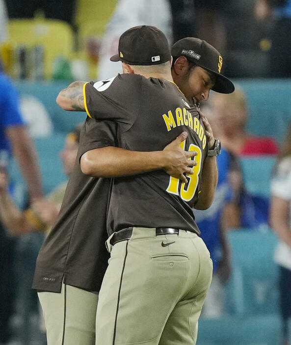 ドジャース対パドレス　ドジャースに勝利し、マチャド（左）とハグするダルビッシュ（撮影・菅敏）