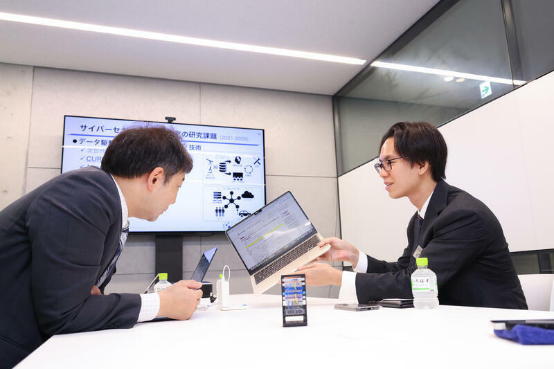 NICT 井上大介氏（左）、Cloudbase 小川竜馬氏（右）（写真：宮川 舞子）