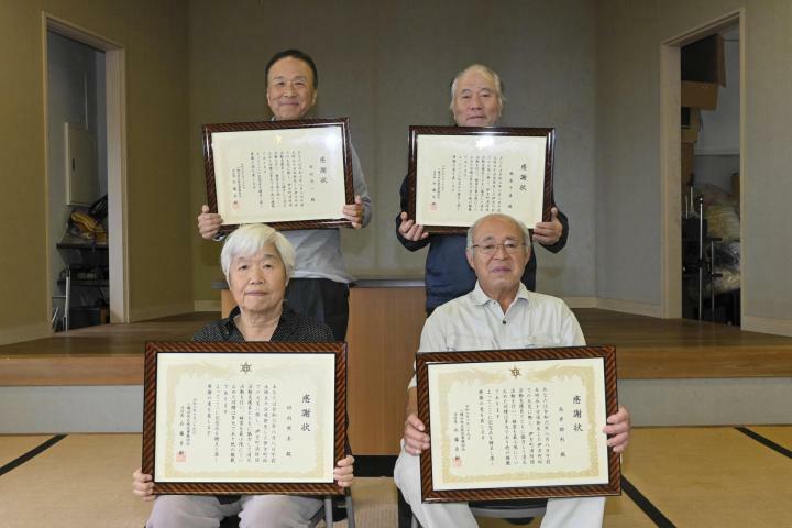 八幡浜地区消防から感謝状を受け取った（左上から時計回りに）西村さん、梶原さん、高岸さん、垣内さん