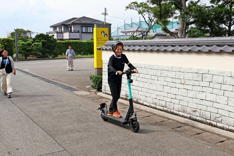 走行する電動キックボード。実証事業の利用は伸び悩んでいる=徳島市川内町