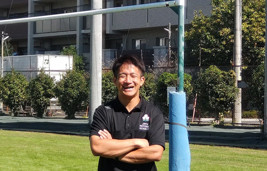 ラグビーの若手レフェリー界においてホープのひとりである稲西輝紀さん。立命館の大学院で物理を専攻した理系レフェリーでもある。日本ラグビー協会のレフェリーアカデミーにも入り、今後その活躍が期待される