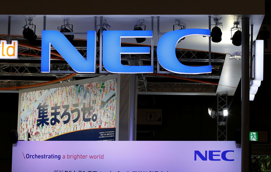 １０月２９日、ＮＥＣは、システム関連事業を手掛ける連結子会社のＮＥＣネッツエスアイに株式公開買い付け（ＴＯＢ）を実施すると発表した。資料写真、２０１７年１０月、幕張メッセで撮影（２０２４年　ロイター／Toru Hanai）