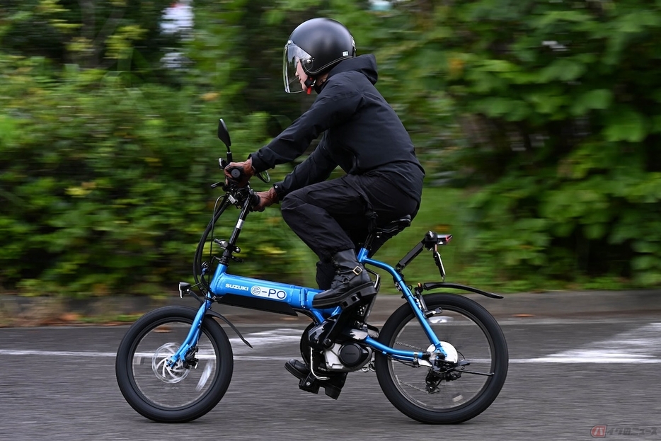 電動で動くモペットは、乗車時には必ず原付以上の免許やヘルメット着用が義務とされている