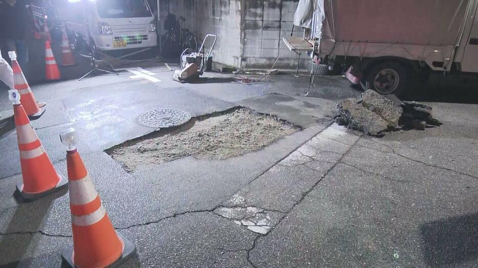 西区楠木町で道路陥没　広島市