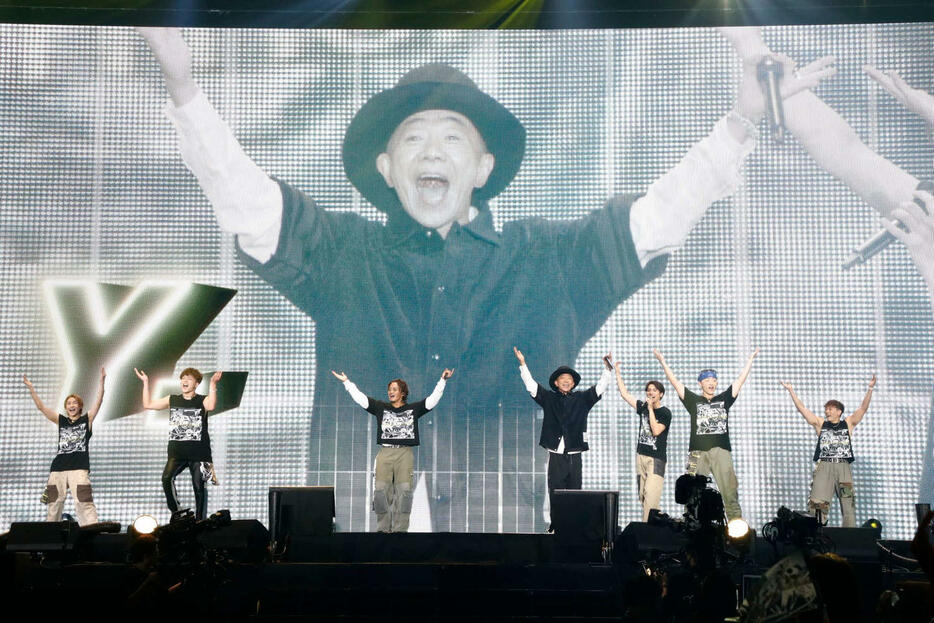 「GENERATIONS LIVE TOUR 2024”GENERATIONS 2．0”」でパフォーマンスを行うメンバーとゲストの木梨憲武（左から4人目）