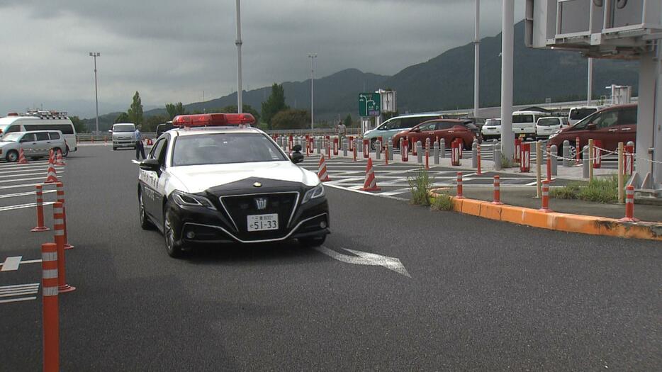 高速道路のパーキングエリアで交通安全呼びかけ＝鈴鹿PA（三重テレビ放送）