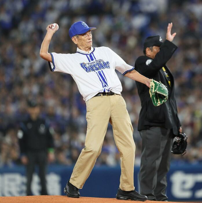 始球式をする権藤博氏＝横浜スタジアム（撮影・渋井君夫）