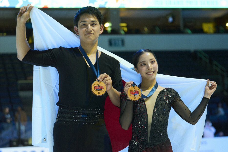 フィギュアスケートのグランプリ（ＧＰ）シリーズ第１戦、スケートアメリカ。ペアで優勝した三浦璃来（右）、木原龍一組＝１９日、米テキサス州アレン