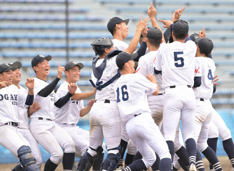 常葉大菊川を降して秋季東海大会で優勝し喜ぶ大垣日大の選手たち＝草薙球場で2024年10月27日、山崎一輝撮影