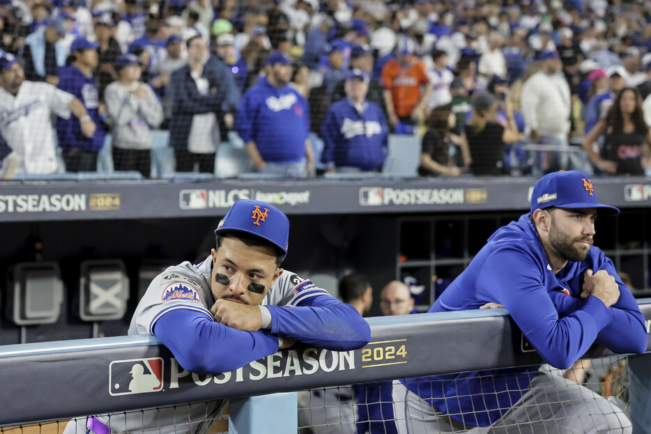 ナ・リーグ優勝決定シリーズでドジャースに敗れ、肩を落とすメッツのビエントス（左）ら＝２０日、ロサンゼルス