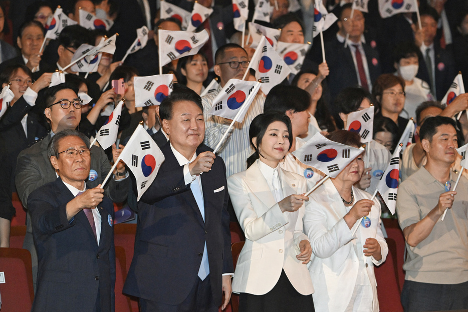 韓国の尹錫悦大統領と妻の金建希氏（2024年8月15日撮影、資料写真）。【翻訳編集】 AFPBB News