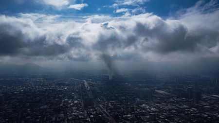 　１０月２１日、    米国の政治はハリス米副大統領の下で継続性を保つのか、それとも在任期間中に中南米主要国の市場と経済を不安定化させたトランプ前大統領が返り咲くのか――。チリ・サンチアゴで６月撮影（２０２４年　ロイター/Ivan Alvarado）