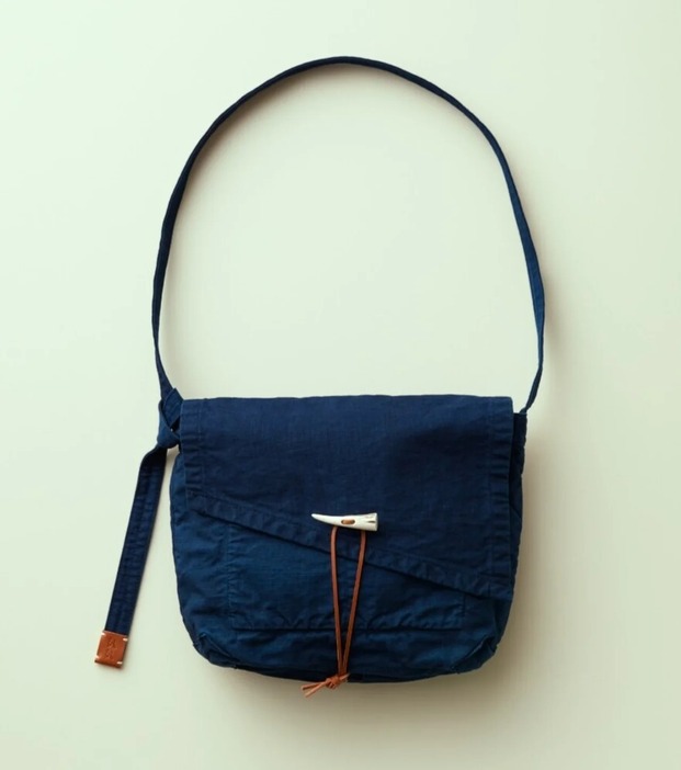 FLAP SHOULDER BAG（L） ¥75,790　サイズ：W250mm/H250mm/D95mm