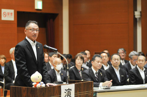 【大会であいさつする番条会長＝津市羽所町で】