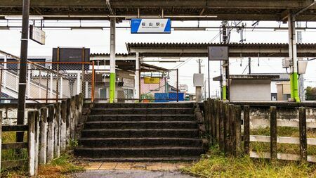 東武日光線で難読駅が連続する区間にある樅山駅。下り線ホームから外に通じる出口は、実際に電車を降りてみないとわからない駅のもう1つの顔だ（撮影：鼠入昌史）