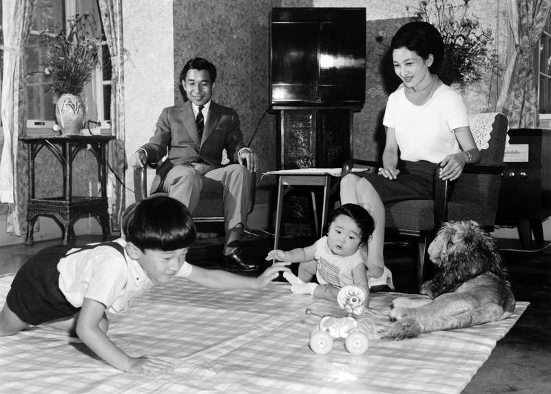 長野県・軽井沢プリンスホテルでご静養されるご一家 / 1966年夏（時事）