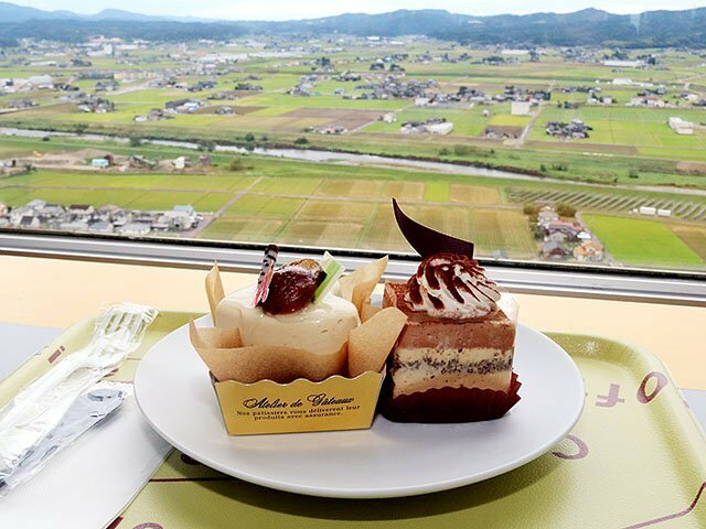 初日に提供されたミルクチョコとキャラメルのムースケーキ（右）とチョコマロン