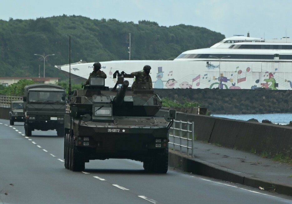 フェリー下船後に駐留地へ向かうMCⅤなど自衛隊車両＝21日8時20分ごろ、鹿児島県天城町