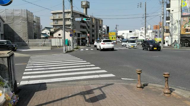 検察側によると、男の運転する車は奥側から手前に走行し、カーブを曲がりきれず橋の欄干（写真左下）に衝突したとされる=2023年5月17日、名古屋市東区、渡辺杏果撮影