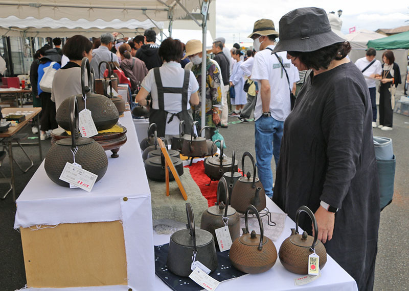 最大4割引きの鉄器即売会などが催されている奥州市南部鉄器まつり