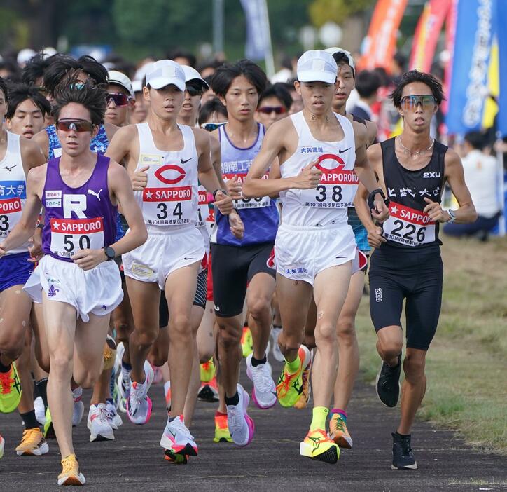 一周目を走る中大・岡田開成（３８）と白川陽大（３４）＝撮影・開出牧