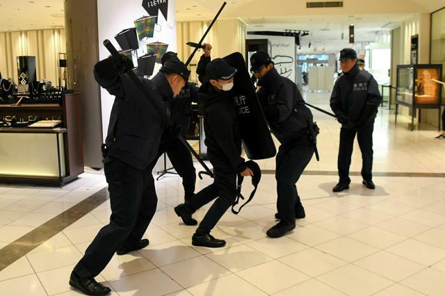 伊勢丹新宿店であった強盗事件に備えた訓練。犯人役の男性（中央）を取り押さえる四谷署員ら=2024年10月11日午前9時6分、東京都新宿区新宿3丁目、吉村駿撮影