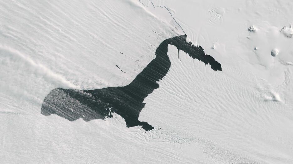 南極大陸西部の氷河で、白い筋が棚引いているような海の煙と呼ばれる現象が観測された