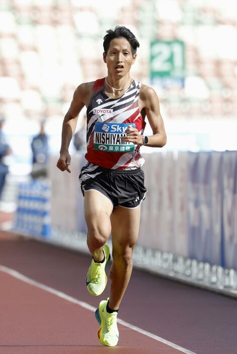 東京レガシーハーフマラソン男子で8位の西山雄介＝国立競技場