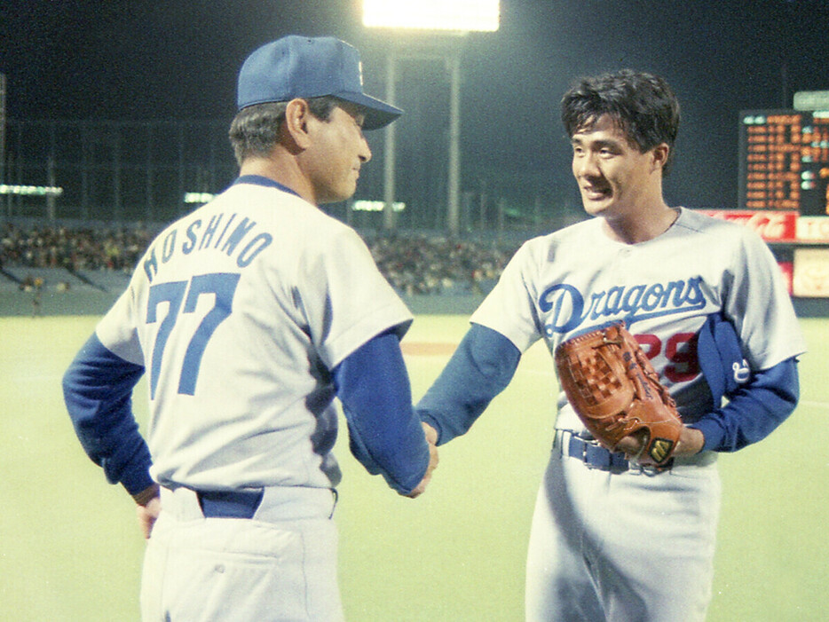 試合に勝利し、星野仙一監督（写真左）と握手をかわす与田剛　photo by Sankei Visual