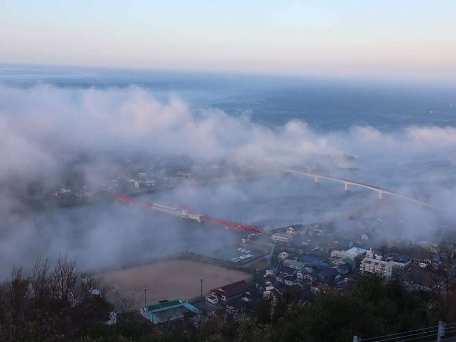 特殊な地形と気象条件で発生する肱川あらし。「白い龍」にも例えられる＝愛媛県大洲市の肱川あらし展望台（同市提供）