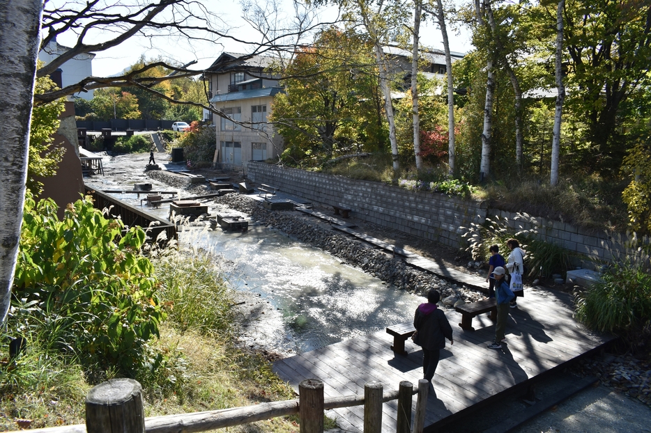 温泉川に沿って開通した川湯岩盤テラス