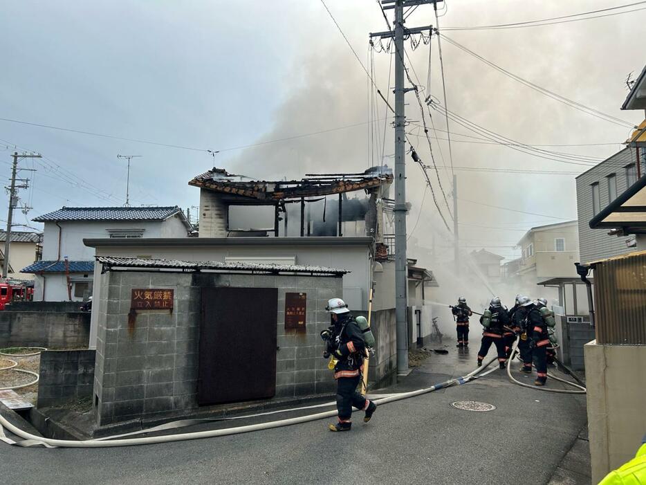 火災で屋根が焼け落ちた民家＝加古川市加古川町備後