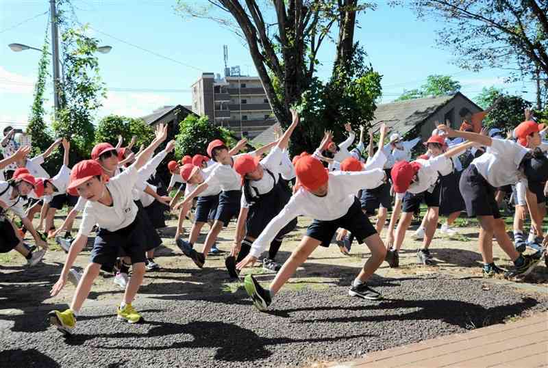 「からいもくん体操」を踊る大津小の3年生＝18日、大津町