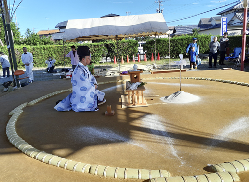 【こけら落としの大会を前に大相撲同様の「土俵祭」を行う宮司＝津市藤方の結城神社で】